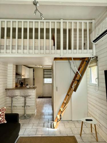 - une mezzanine dans une petite maison dans l'établissement Studio Plein sud -Histoire de clés, à Agde