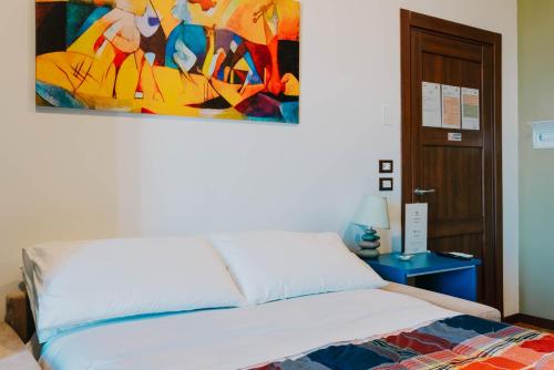 a bedroom with a bed with a painting on the wall at B&B Dimora Portanuova in Casalbordino