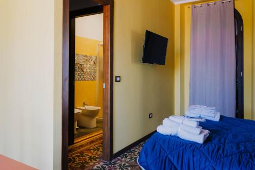 a bathroom with a bed with a mirror and towels at B&B Dimora Portanuova in Casalbordino
