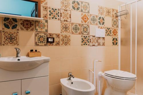 a bathroom with a toilet and a sink at B&B Dimora Portanuova in Casalbordino
