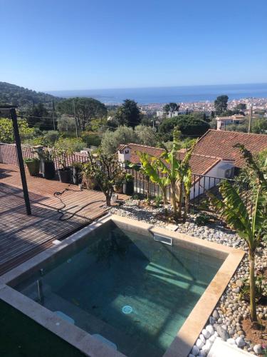 une piscine au milieu d'une cour dans l'établissement Vue mer appartement duplex en bas de maison, à Mougins