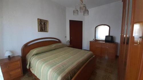Un dormitorio con una cama y una cómoda y una ventana. en Comfortable flat in Alba Adriatica, Abruzzo Italy, en Alba Adriatica