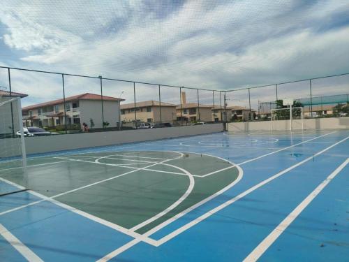 a basketball court with a net on top of it at Charmoso AP VOG VILLE Caruaru in Caruaru