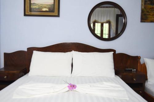 Postel nebo postele na pokoji v ubytování Taverna Hotel Iliri - Dardhe