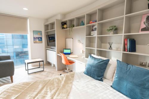 a bedroom with a bed and a desk in a room at City HideAway in Galway