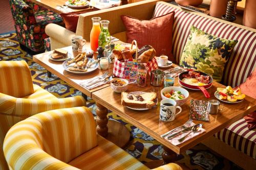 Una mesa con comida de desayuno encima. en Mama Shelter Dijon, en Dijon