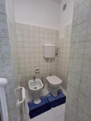 a small bathroom with a toilet and a sink at cà venice tour vaction in Mestre