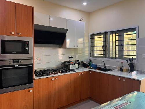 Kuchyň nebo kuchyňský kout v ubytování Luxury, Fully Serviced , 3BR Apt in Secure Estate, Lekki