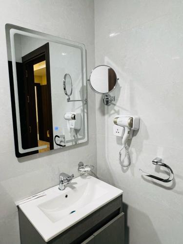 a bathroom with a sink and a mirror at فندق الأمراء بلازا in Ma‘ān