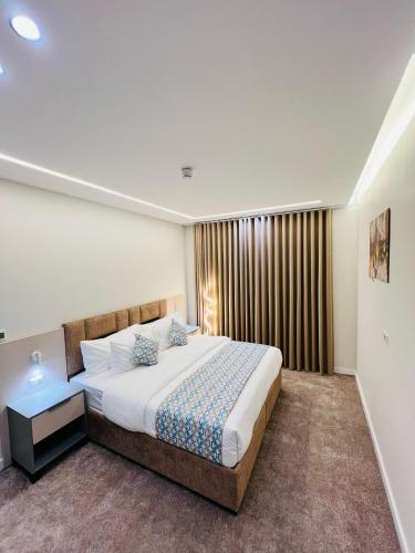 a bedroom with a large bed in a room at فندق الأمراء بلازا in Ma‘ān
