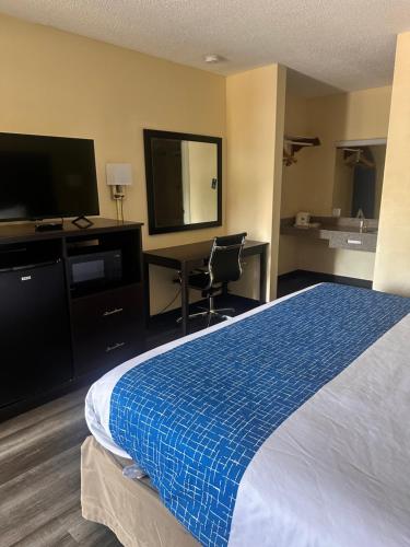Giường trong phòng chung tại Travelodge by Wyndham Clarksville