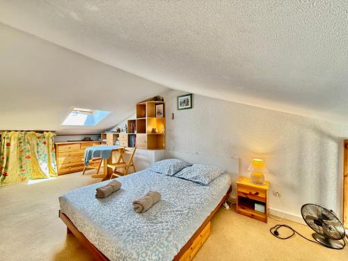une chambre avec un lit avec deux serviettes dessus dans l'établissement Duplex - Piscine - Vue mer 180 degrès, à Carqueiranne