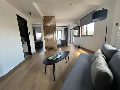 TV a/nebo společenská místnost v ubytování INCORSΟ - Smart Luxury Stay - Athens Airport - PassCode Late Check In