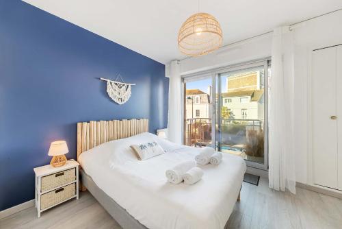 une chambre avec un grand lit avec des serviettes dessus dans l'établissement L'Ancrage - Sea view terrace - Beach 50m away, à Saint-Malo