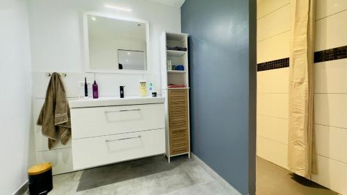 une salle de bain avec un lavabo et un miroir dans l'établissement CASA CUCCHI, à Porto-Vecchio