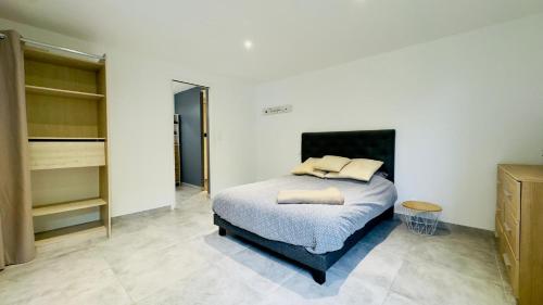 une chambre avec un lit dans une pièce dans l'établissement CASA CUCCHI, à Porto-Vecchio