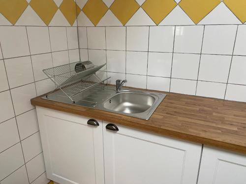 un lavello con un cesto in cima di Villa Le Figuier a La Teste-de-Buch