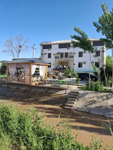 Budova, kde se hotel nachází