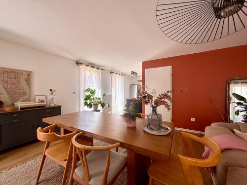 un salon avec une table et des chaises en bois dans l'établissement Chambre chaleureuse et cosy, à Lille