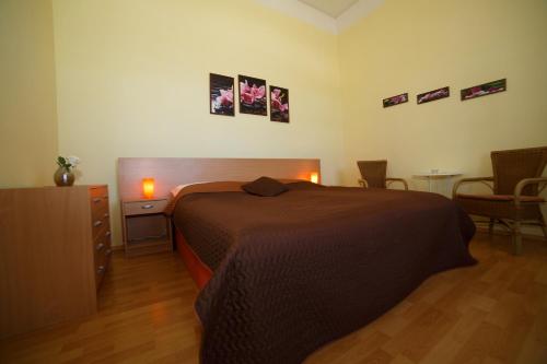 1 dormitorio con 1 cama, vestidor y sillas en Chateau Diva en Turčianske Teplice