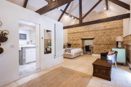 - un grand salon avec une chambre et un lit dans l'établissement The Dovecote 3-Bed Cottage Rowden Manor, à Chippenham