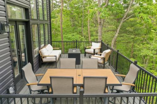 a screened porch with a wooden table and chairs at Valley View in Basye