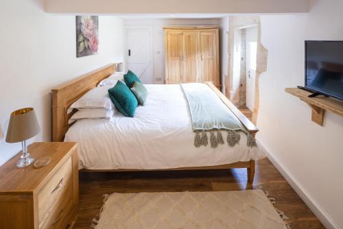 Katil atau katil-katil dalam bilik di Deer Cottage at Rowden Manor - Sleeps 5 & Parking