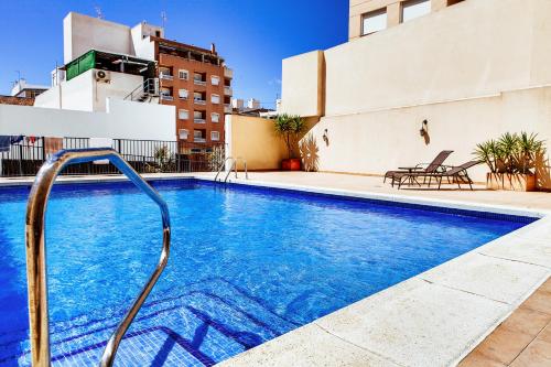 Swimming pool sa o malapit sa Apartamentos Madrid