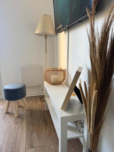 Cette chambre comprend un bureau, une chaise et une lampe. dans l'établissement Small Bubble in Toulouse, France T2-Parking-1KmMetro-WiFi-Cosy, à Ramonville-Saint-Agne