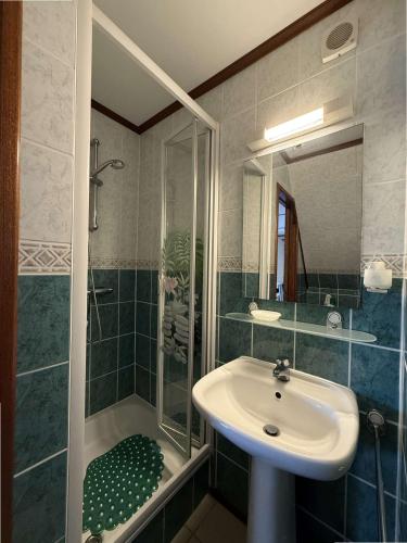 une salle de bain avec un lavabo et une douche dans l'établissement Belle villa d'angle climatisée dans domaine de vacances PORTES DU SOLEIL, 3 chambres, 6 couchages, fibre Wifi, à PORTIRAGNES PLAGE LRPDSH5, à Portiragnes
