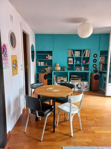 une salle à manger avec une table et des chaises dans l'établissement Bohemian Break with Balcony overlooking Mont Saint Clair, à Sète