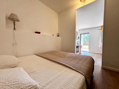 une chambre avec un lit dans une pièce dans l'établissement Casamea - Studio, Terrasse, 5 min plage, Clim, à Ajaccio