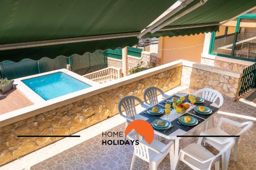 #257 Villa Sun & Sea by Home Holidays في ألبوفيرا: طاولة عليها بيض بجوار حمام السباحة