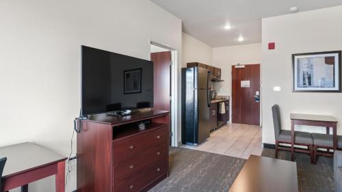 Kuchyň nebo kuchyňský kout v ubytování Cobblestone Inn & Suites - Julesburg