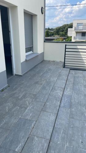 un banc assis sur le balcon d'une maison dans l'établissement Studio L'Olivier 1 St Priest -Proche Université Lyon 2, à Saint-Priest