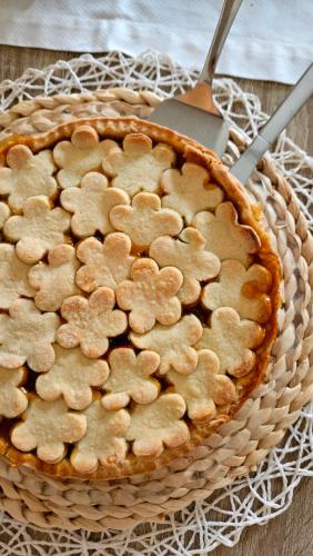 a pie sitting on top of a basket with a spatula at Dimora Sole del Sud in Ugento
