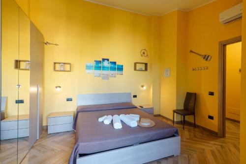 a bedroom with a bed with towels on it at Paradise Home in Quartu SantʼElena