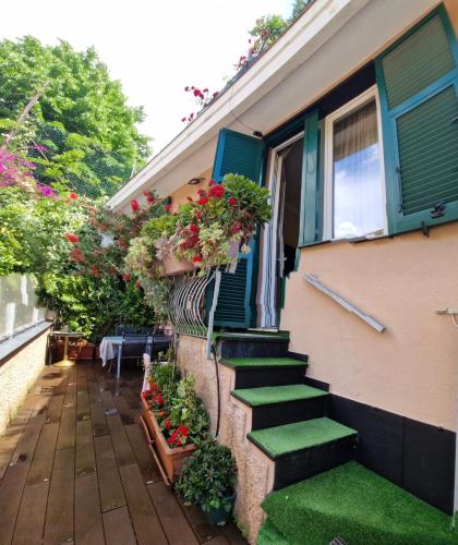 a house with plants on the side of it at Bellaria Casa Indipendente-Giardino Privato-Parcheggio Privato-Strategic Location 5 Terre-Portofino in Rapallo
