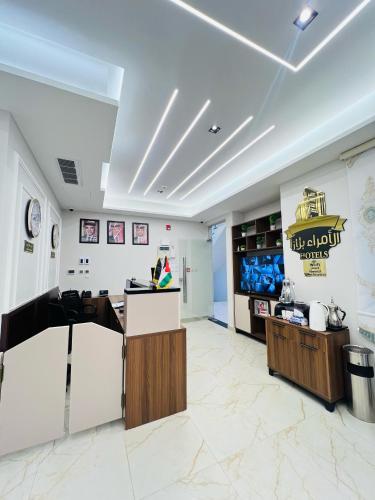 an office with a desk and a counter in a room at فندق الأمراء بلازا in Ma‘ān