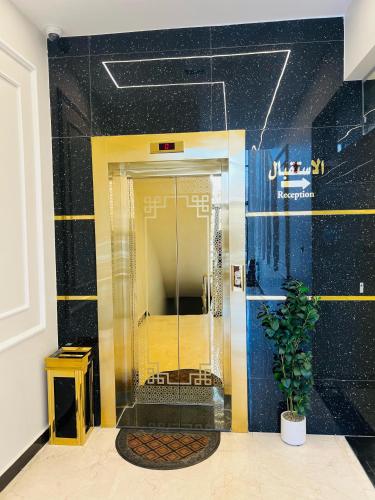 a bathroom with a shower with a glass door at فندق الأمراء بلازا in Ma‘ān