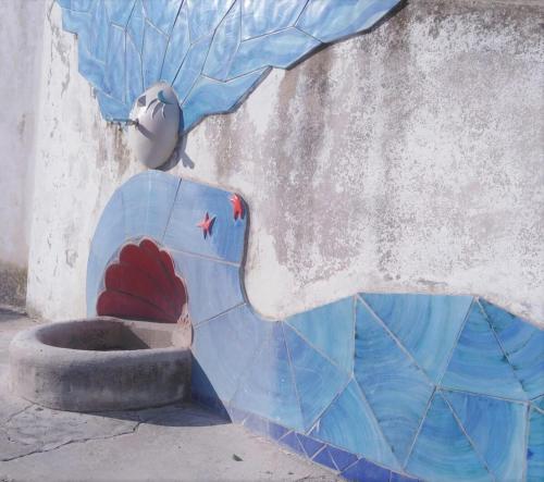 un mur avec une peinture d'un oiseau dessus dans l'établissement Al Fontanino rent house in amalfi coast, à Albori