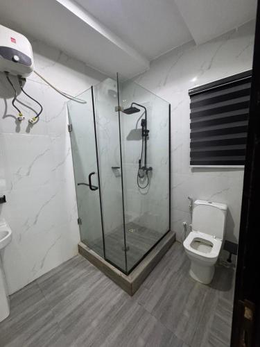 un baño con ducha y WC en GoldenHills home, en Ikeja