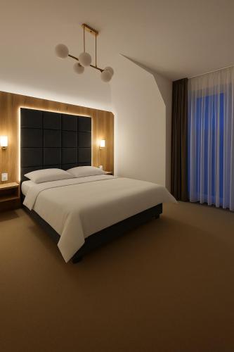 a bedroom with a large bed and a large window at Resort EDEN - domki, pokoje, apartamenty, sauna, jacuzzi in Jastrzębia Góra