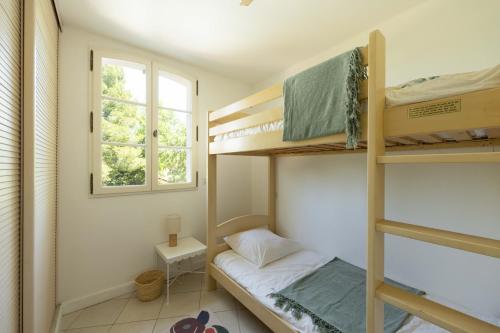 a small room with bunk beds and a window at Villa Les Mimosas, Fayence in Fayence