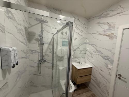 a bathroom with a shower and a sink at Palomeras, Habitación de Ensueño in Madrid
