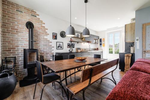 - un salon avec une table et un mur en briques dans l'établissement Appartement Maison Cannes, à Cannes