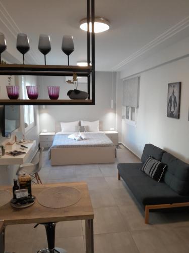 una sala de estar con una cama y un sofá en Cozy Di.Va city centre, en Tesalónica