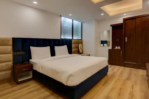 Ένα ή περισσότερα κρεβάτια σε δωμάτιο στο Hotel O Golden Eye Inn