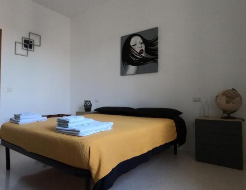 łóżko w pokoju ze zdjęciem na ścianie w obiekcie Casa Cappello w mieście Lecce