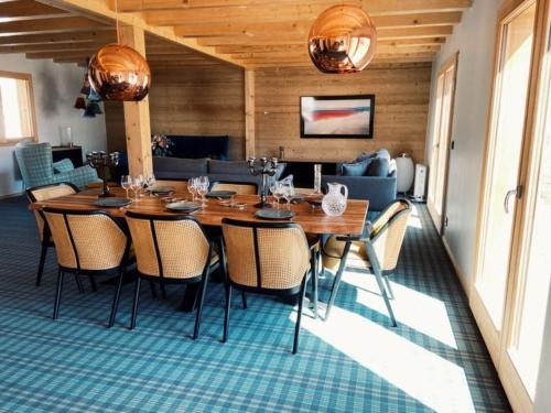 une salle à manger avec une table et des chaises dans l'établissement Les Carroz de Mary - Sommand, à Mieussy